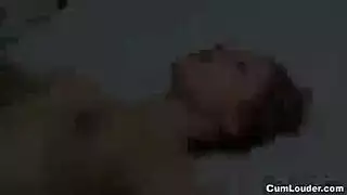 ضعف المتعة: رجل متزوج يأخذ الجارتين إلى السرير