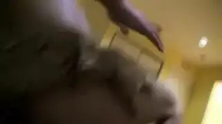 قنبلة شقراء تنتصب بهزاز في فيلم إباحي منفرد صريح