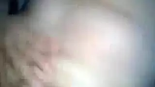 قضيب لعبة يندفع بعمق في ثقوبهن