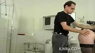 ممرضة غزيرة تري المريض كيفية حقن السائل المنوي
