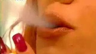 عاطل مثير يحصل على مص دخان من صديقته المتلهفة