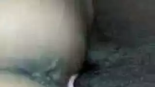 سمراء ذات كس مشعر تحصل على دسار كبير في مؤخرتها المنتظرة
