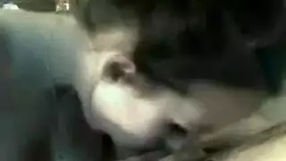 حبيبات الجينز تمص قضيبًا قاسيًا وتظهر فرجها المبلل