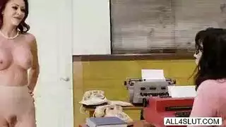 استراحة المكتب تتحول إلى بورن سحاقي صريح مع مونيك ألكسندر وتيفاني
