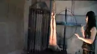 عشيقة يانكس تأخذ قضيبًا صلبًا عميقًا في مهبلها المبلل