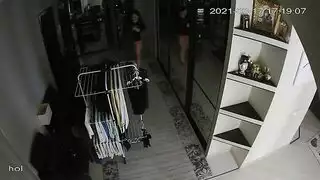 تخلع ملابسها ويظهر صدرها كامل ام اللول