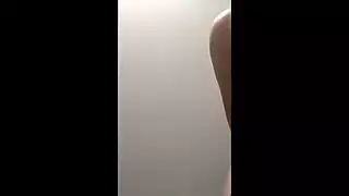 الفتاة الشقراء تقدم جنساً فموياً متحمساً ثم تركب صديقها لجنس صريح