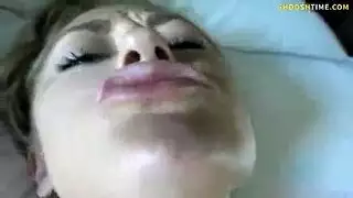 شقراء مذهلة تسيطر وتستخرج السائل من قضيب نابض
