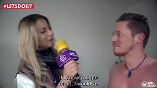 زبونة عاهرة تستنزف سائل فتى البيتزا