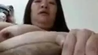 مراهقة آسيوية مثيرة تتوسل لقضيب أبيها الصلب بدلاً من صديقتها
