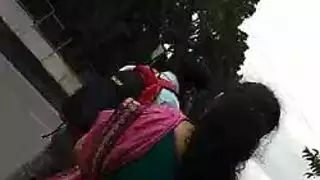 سمراء ممتلئة تتباهى بثدييها وكسها قبل أن تأخذ القضيب في حلقها