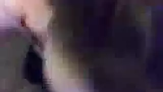 شرج خشن مع فتحة مزخرفة ورجل مقنع