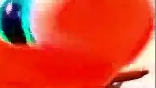 خيال فيفيان الثلاثي: فتاتان تمارسان المقص بينما ينضم رجلها
