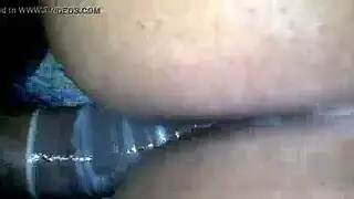 نكاح خام على الطاولة: قضيب أسود يضرب فتحتها الضيقة