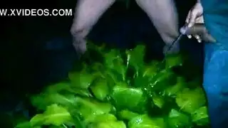 يتبول عليها ثم يلتهم ثدييها