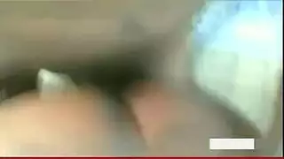 فتاة آسيوية فاتنة في الوحل تأخذ قذفًا مزدوجًا في المهبل