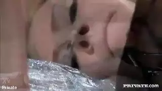 سكسي بنت جميله تخلع ملابسها الداخليه وتهز مؤخرتها