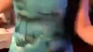 حارسة محجبة تظهر حركات إباحية في جلسة رقصة سرية