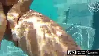 صديقة مثيرة تمص قضيب صديقه بعمق لفيلم إباحي صريح