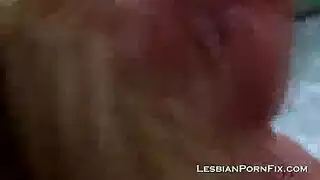 أم مثيرة ترفع مؤخرتها للعمل الإباحي الخام