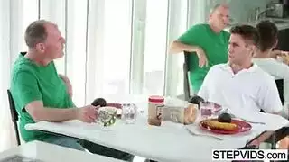 بنيه تمص كس صديقتها تحت الطاوله وبل مطبخ