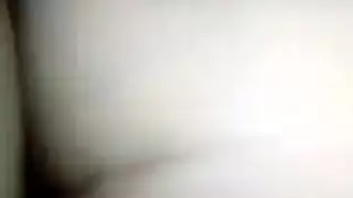 زوجة خائنة تأخذ قضيبًا أسودًا كبيرًا أمام زوجها المُخدوع