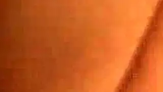 إكس إكس إكس: العاهرة ذات الشعر الداكن تتباهى بمؤخرتها الضخمة