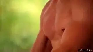 شاب يقبل بنات في الشارع