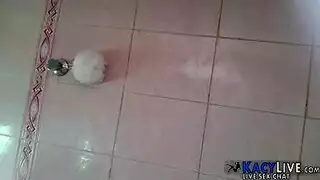 ديوث يصور اخته وهي بتستحمي