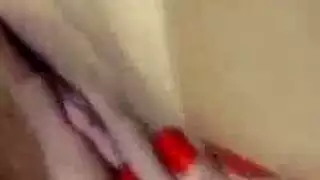 العاهرة الشقراء المفلسة تتبول على الدرج ثم تلعق فرجها المبلل