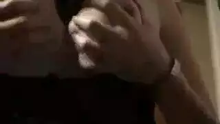 مراهقة ذات ثدي كبير تظهر ملابسها الداخلية الحمراء في بورن هاردكور