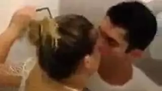 بورن حمام سكن جامعي ساخن: مراهقات مثليات يلمسن ويمصصن