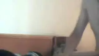 امرأة ناضجة داكنة الشعر تأخذ الجار الجديد في جولة جنسية صريحة