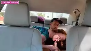لا تستطيع الفتاة المشاغب الوقوف لرؤية السيارة والسقوط من فم الرجل مارسيو بايانو