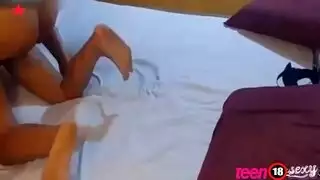 زوج أبي يضرب كسي على طاولة المطبخ