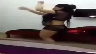 حلوة سمراء بالملابس الحمراء تأخذ جماع شرجي من عشيقها