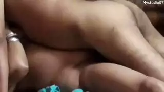 أنات هندية مسجلة بينما أصدقائي يمارسون الجنس بقوة مع عروس زوجي
