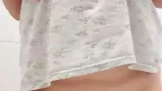 فتاة عربية ممتلئة الجسم تظهر ثدييها الكبيرين في فيديو رقص إباحي