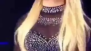 عملية شرجية ومهبلية للمغنية من طاقم المتعرّيات