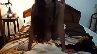 عاهرات نحيلات سكرى تأخذ قذفاً على الوجه في بار النادي