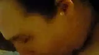 زوجة منزلية مثارة تبتلع الحمولة في حلق عميق