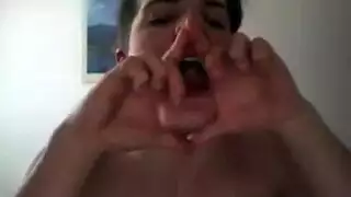 إباحية بين الأعراق: رجل أسمر يضرب فرجها المبلل، ممسكاً كاحليها عالياً