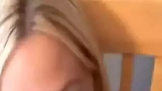 الاستمنابالزب بين بزازي ليقذف عليها