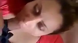فتاة مغرية تمص قضيب رجل غريب بشهوة