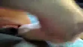 الفتاة الجذابة ذات التقواس تتوسل للحصول على سائل منوي على أسنانها