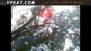 نيك متخفي في الغابة: يراقب ترمتها المشدودة بين الأشجار