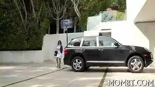 غساله الملابس تتصل علي الشاب وتعري ملابسه ويهيج عليها