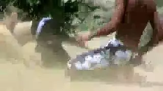 مراهق مغربي يشوف صدر امه