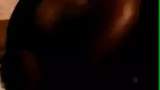 مشهد منفرد لمراهقة إبنوسية فرك الكس وهزة جماع مع أنين