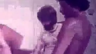 صديقة تعاني من سوء الحظ تقدم كشفًا إباحيًا لثدييها